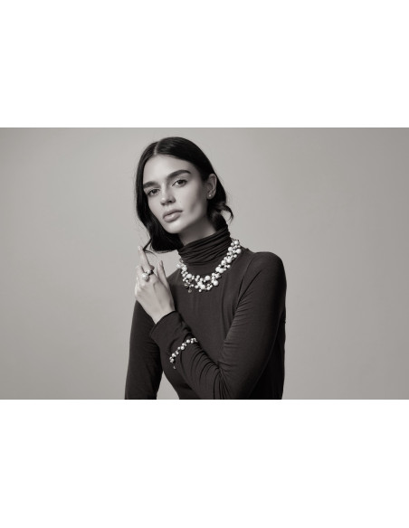 Ring with a delicate pearl