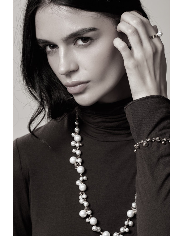 Ring with a delicate pearl