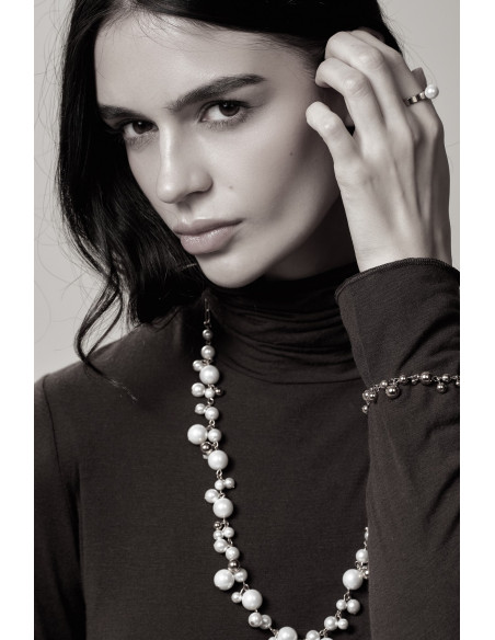 Ring with a delicate pearl