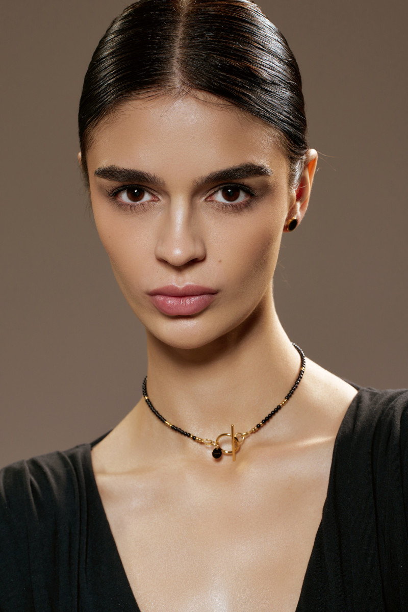 Delicate necklace made of onyx and gold beads