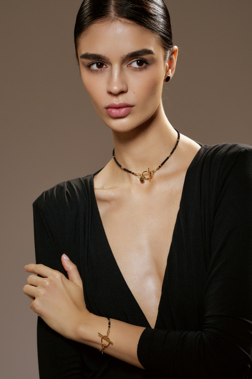Delicate necklace made of onyx and gold beads
