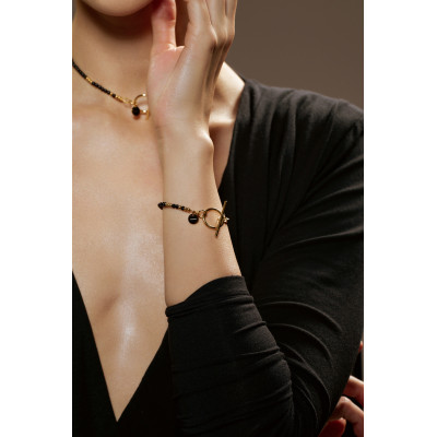 Delikatna bransoletka z onyksów i złotych kuleczek 2