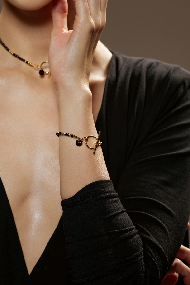 Delicate bracelet made of onyx and gold beads