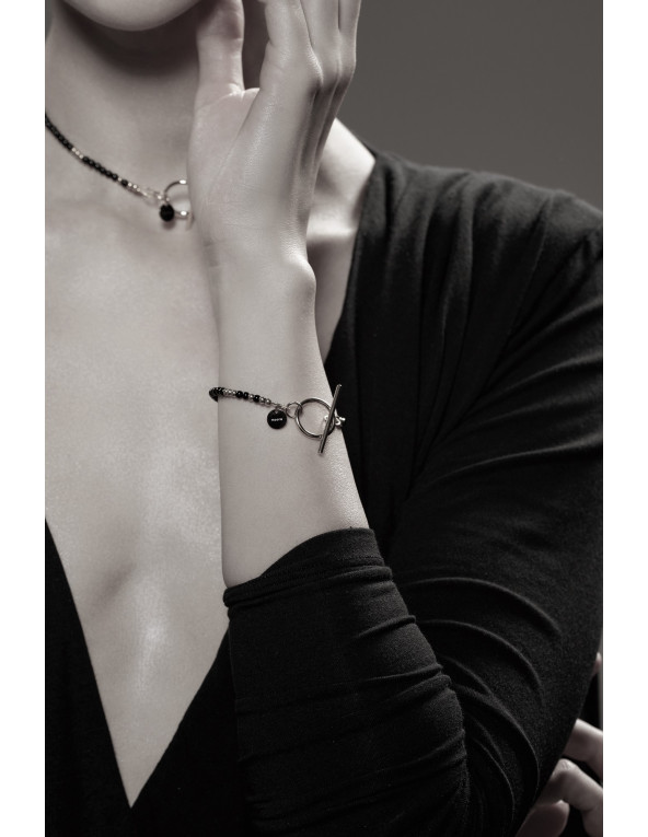 Delicate bracelet made of onyx and silver beads