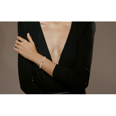 Delicate bracelet with shell pearls