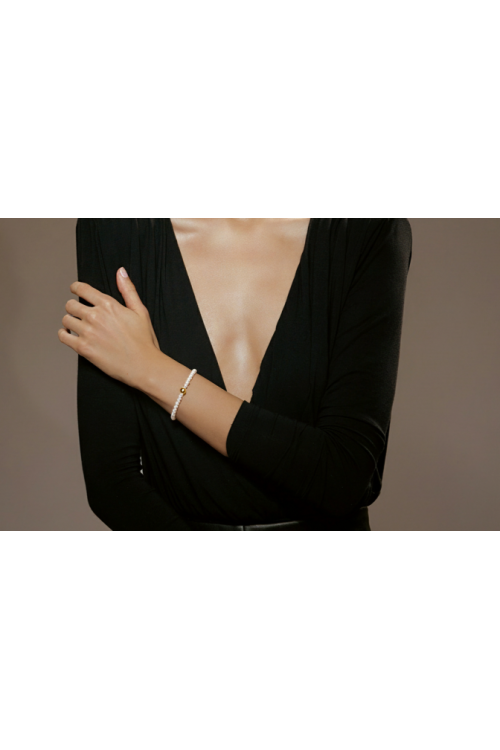 Delicate bracelet with shell pearls