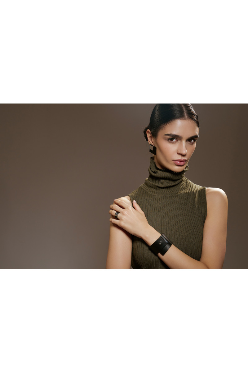 Square earrings made of leather and stainless steel | moora.eu