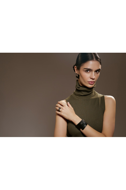 Square earrings made of leather and stainless steel | moora.eu