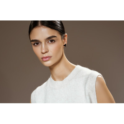 Simple and minimalist triangle earrings made of... 2