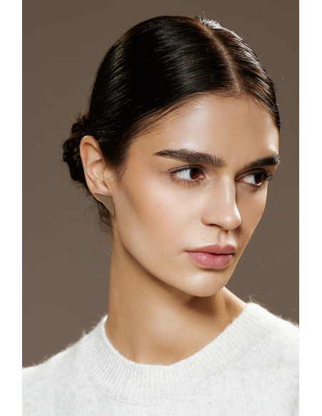 Simple and minimalist triangle earrings made of gold-plated stainless steel