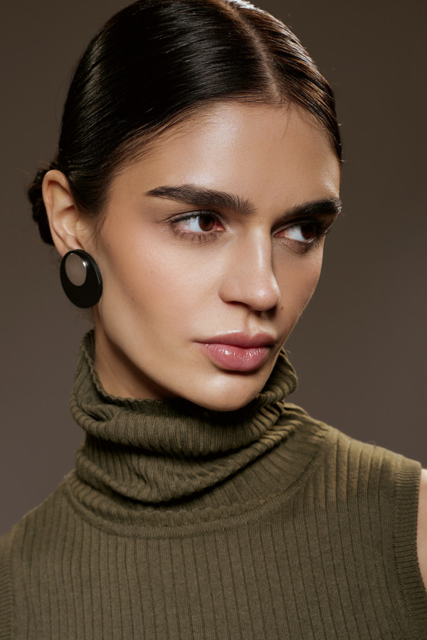 Minimalist leather earrings with satin stainless steel 2