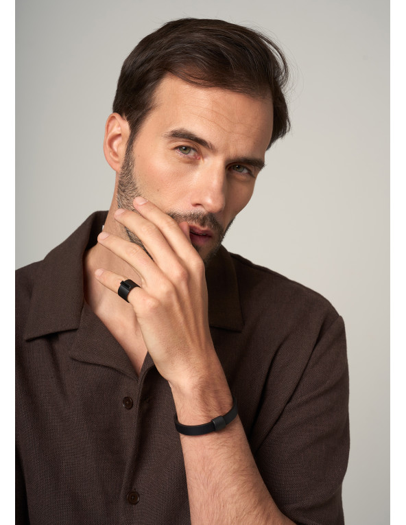 Men's delicate leather bracelet with black element