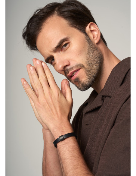 Men's delicate leather bracelet with black element