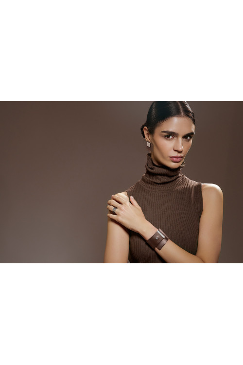 A brown leather bracelet with gold-plated finishing