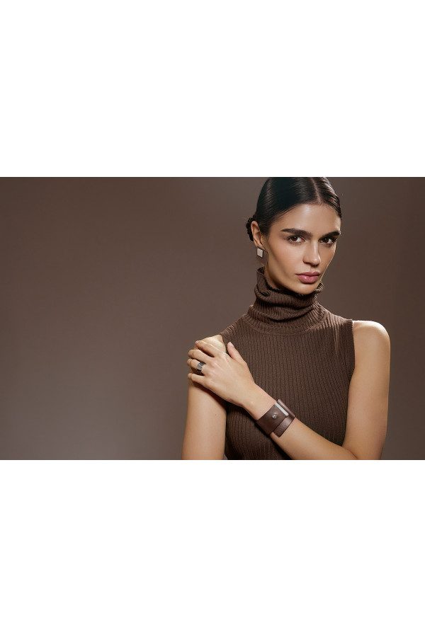 Square earrings made of brown leather and stainless steel