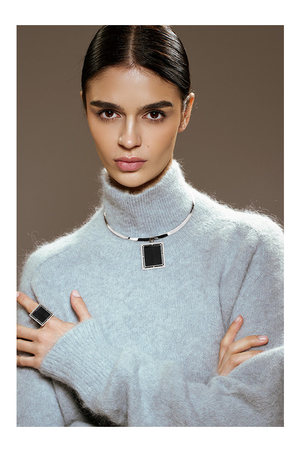 Classic necklace with pendant and large natural onyx stone