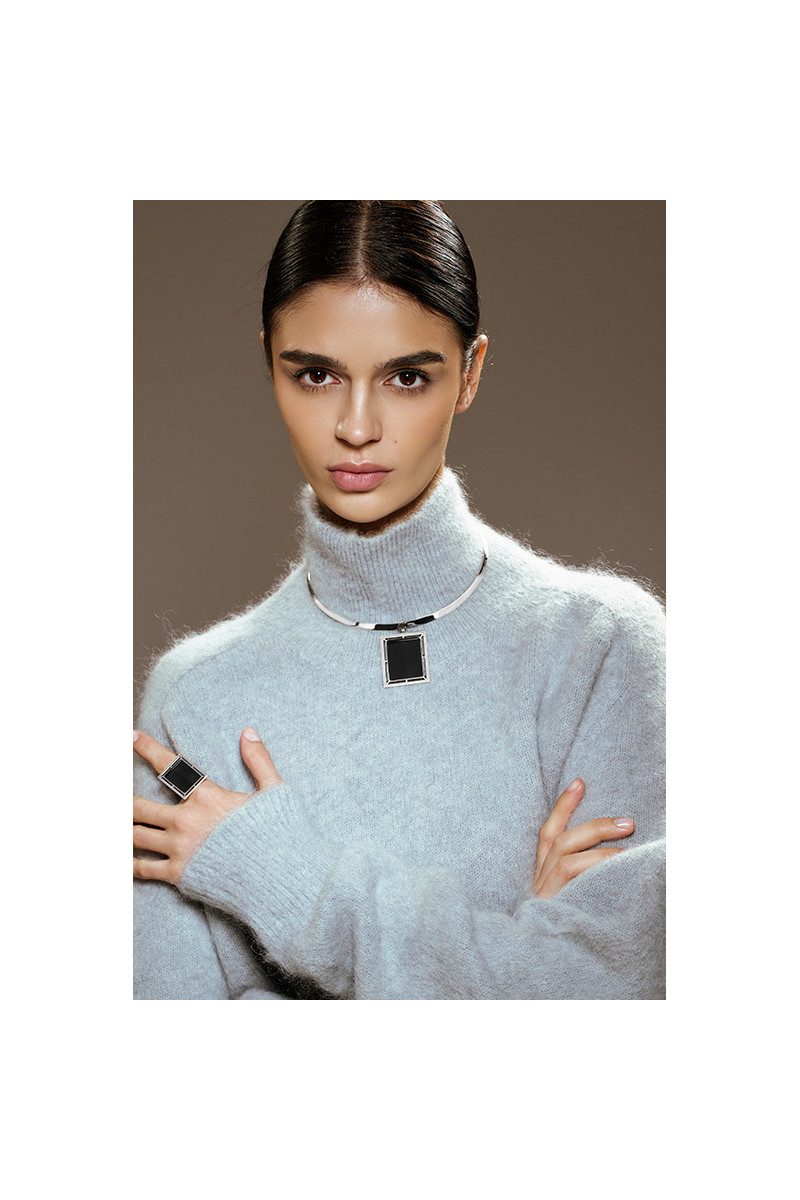 Necklace with a large natural onyx stone - classic design | moora.eu