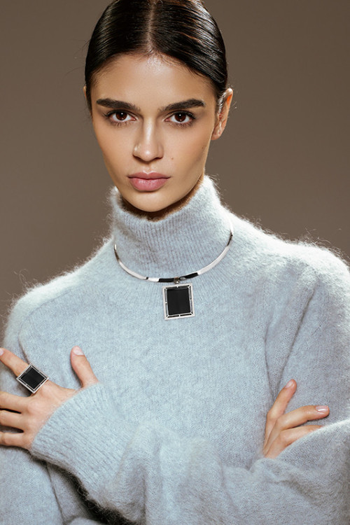 Necklace with a large natural onyx stone - classic design | moora.eu