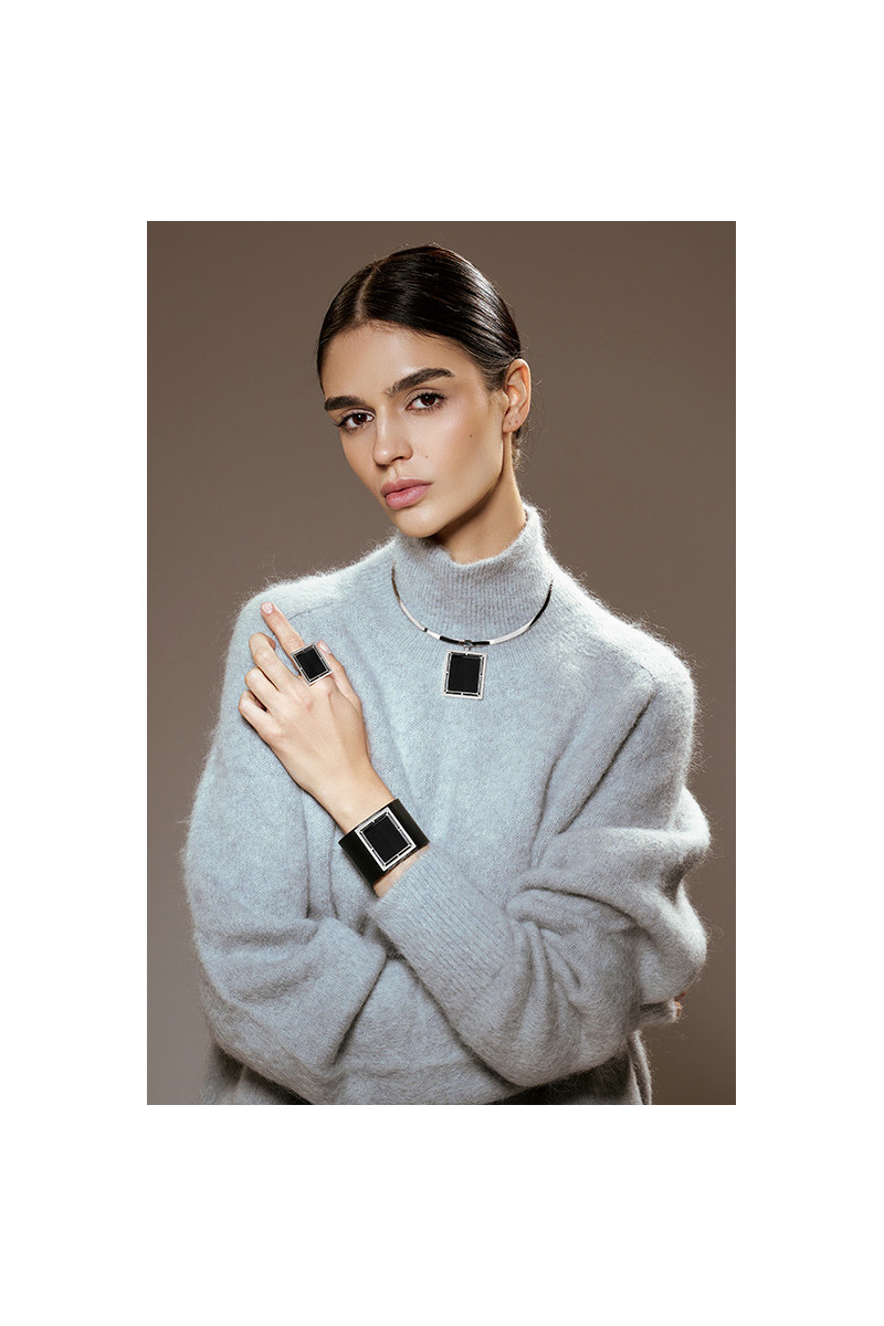 Necklace with a large natural onyx stone - classic design | moora.eu