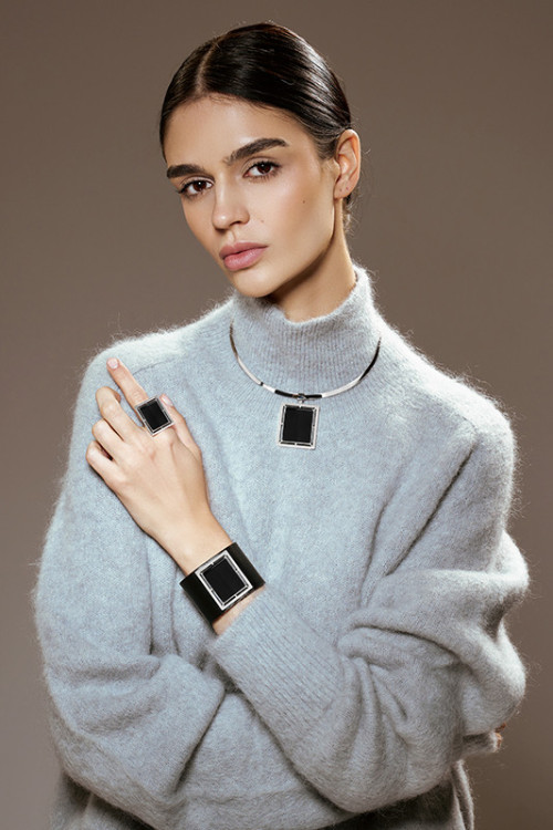 Necklace with a large natural onyx stone - classic design | moora.eu