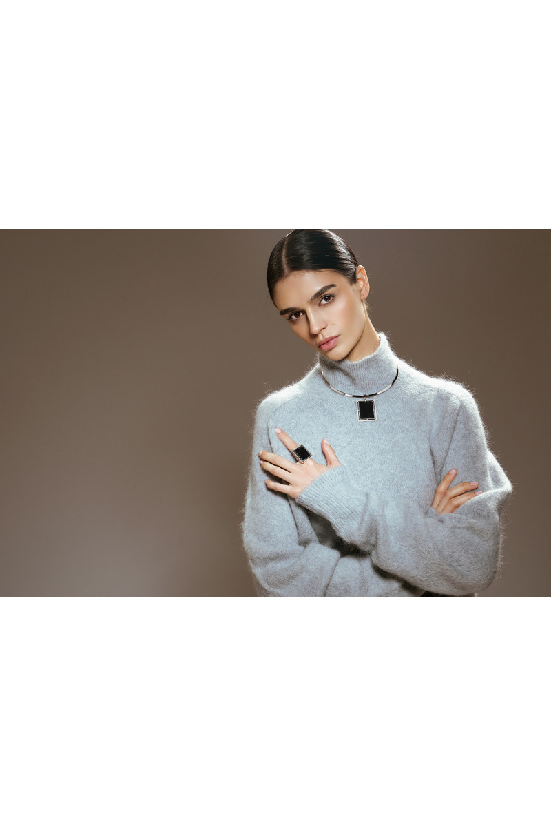 Necklace with a large natural onyx stone - classic design | moora.eu