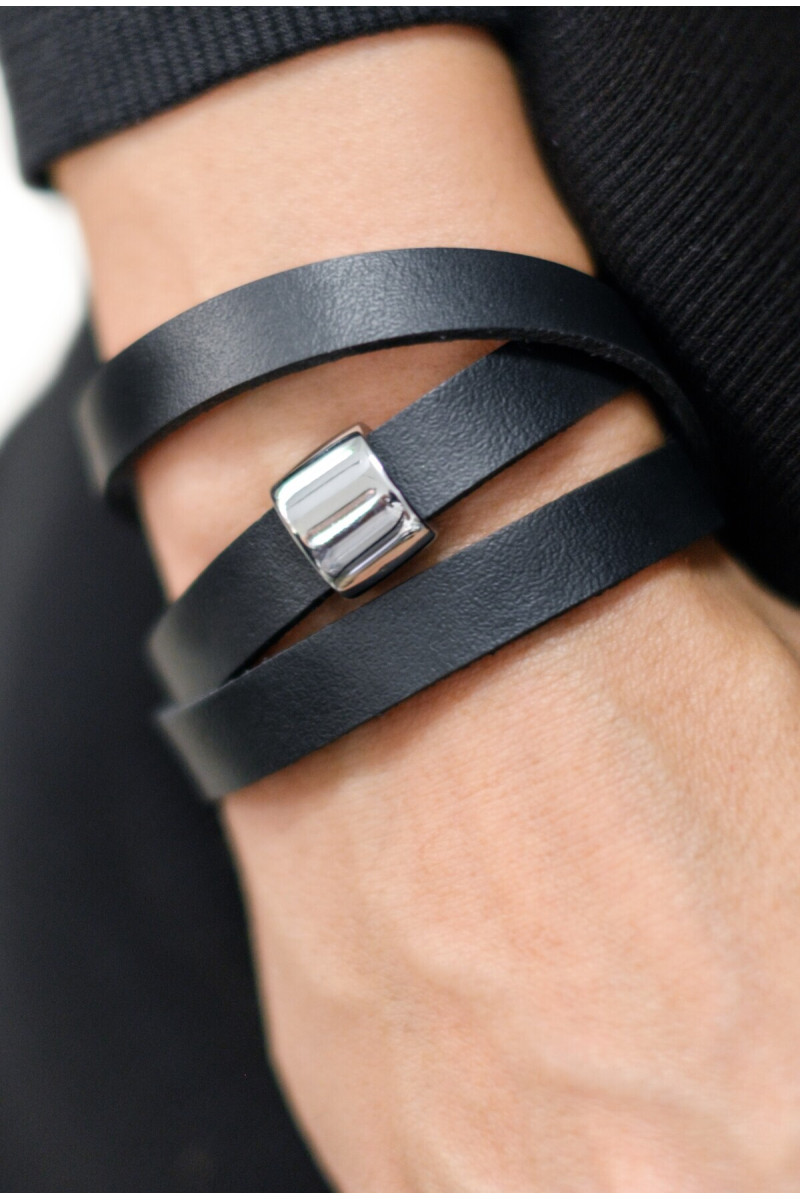 Black rubber bracelet with matte element – adjustable