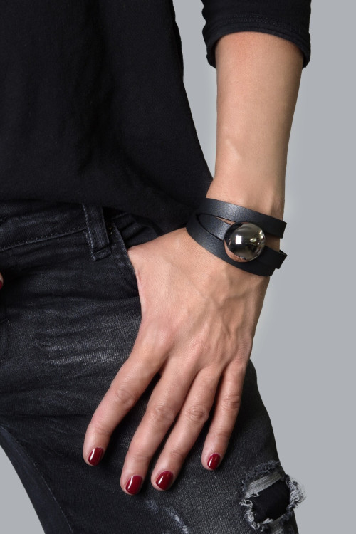 Black leather bracelet with polished sphere – minimalist and adjustable
