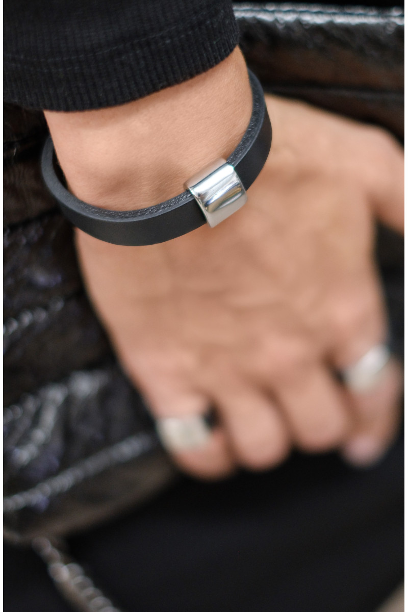 Black Leather Bracelet with Shiny Steel Accent – Timeless Style