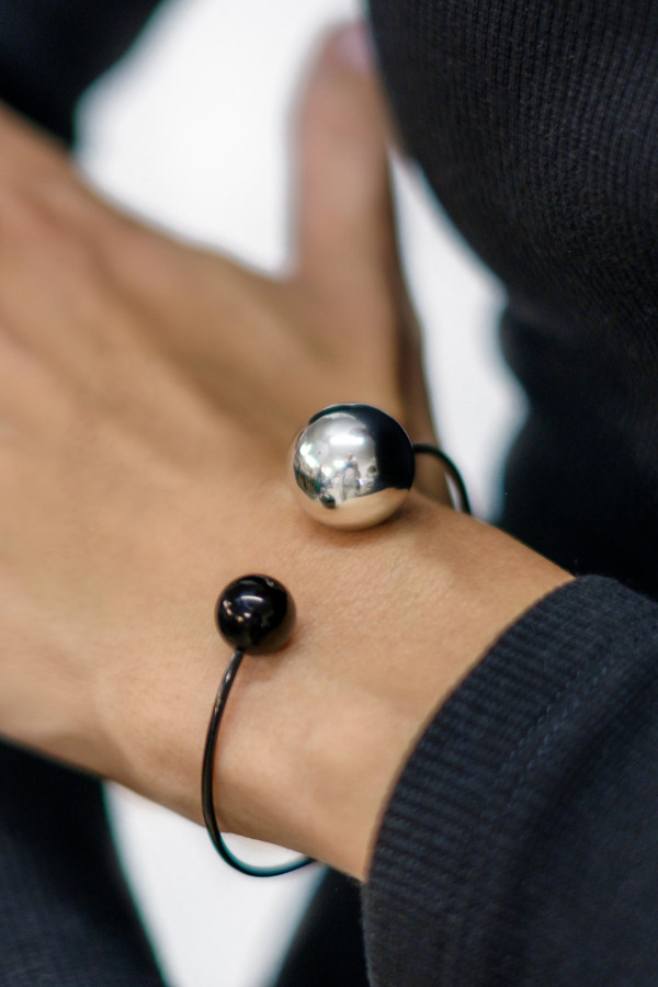 Stainless steel bracelet with silver and black spheres 2