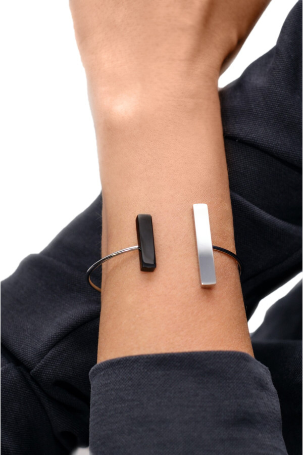 Delicate stainless steel bracelet in silver and black tones 2