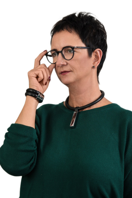 Leather choker necklace with shiny stainless steel pendant – handmade