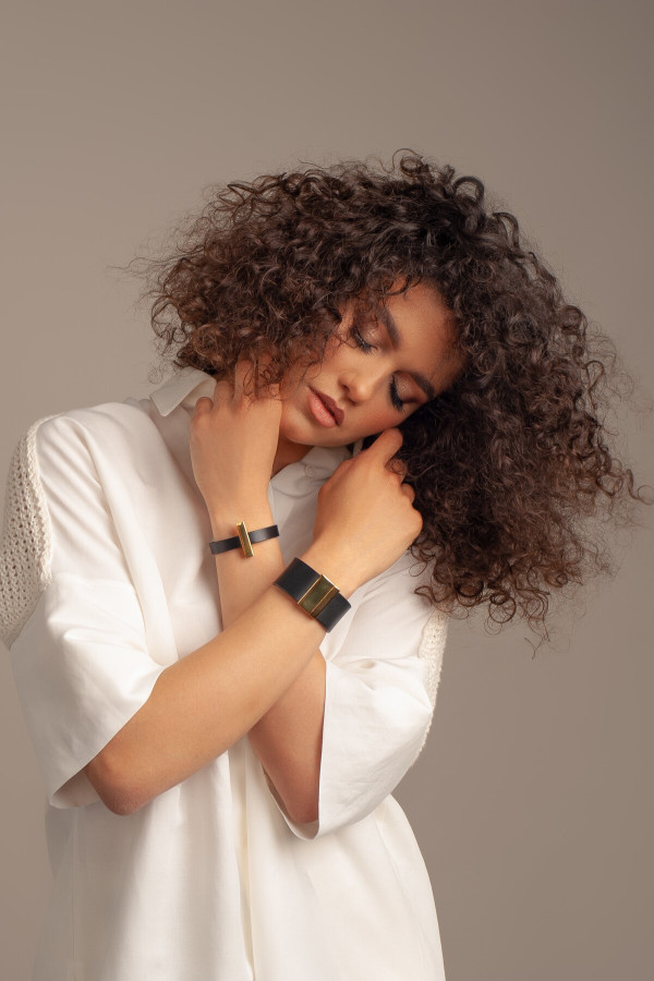 Delicate bracelet made of black leather and gold-plated stainless steel – with an adjustable gold clasp 2