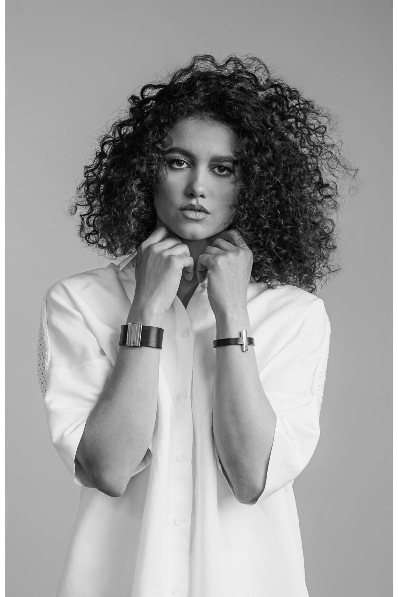 Delicate leather and steel bracelet - classic elegance | moora.eu