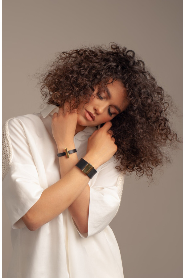 Brown leather bracelet with glossy gold magnetic clasp 2