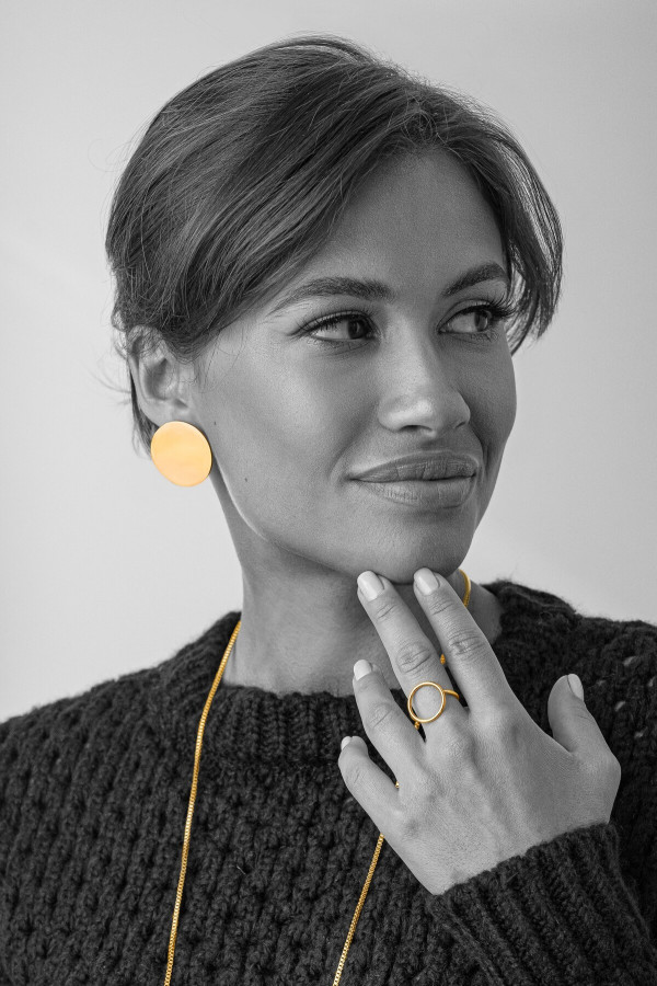 Delicate gold-plated stainless steel ring in a circle shape. 2