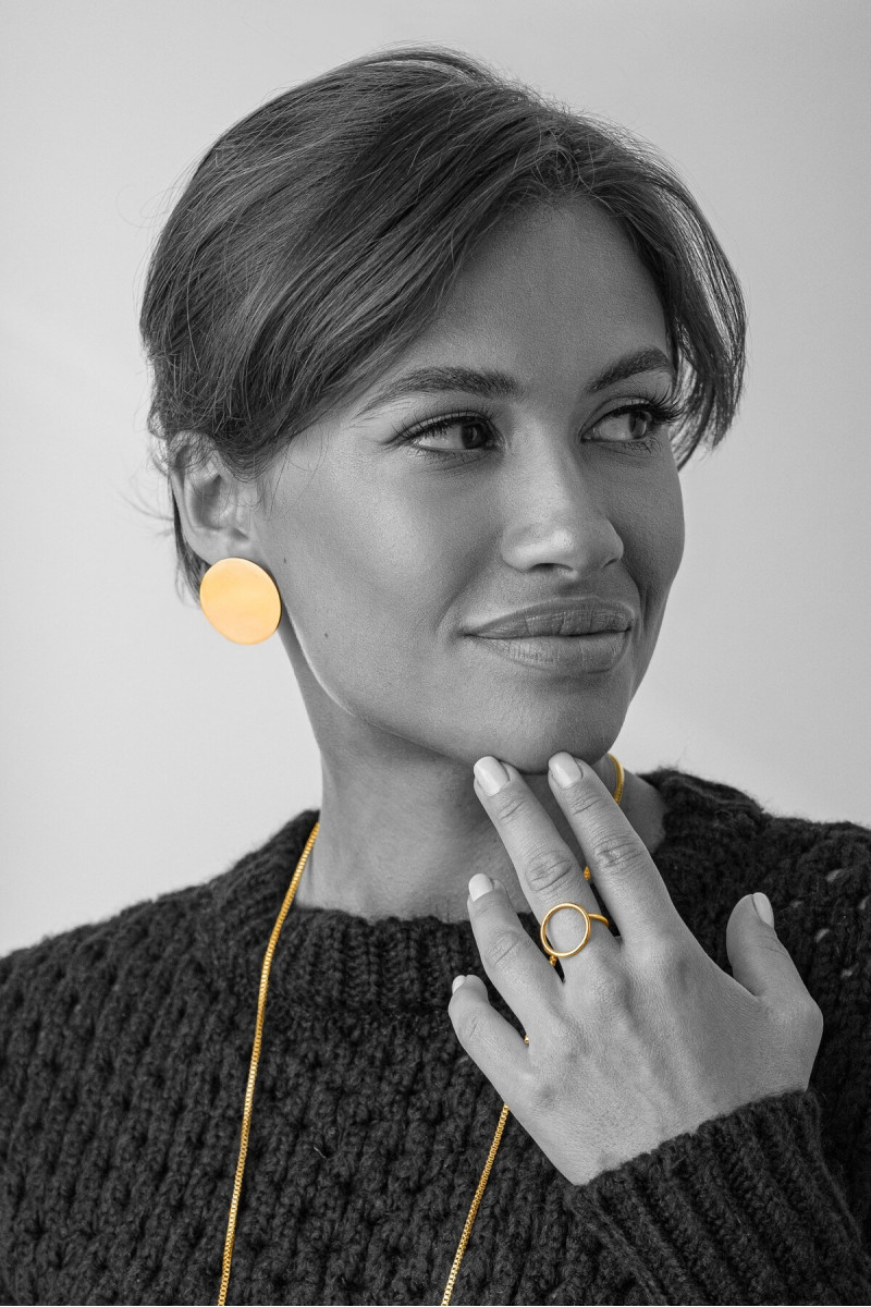 Delicate gold-plated stainless steel ring – circle | moora.eu