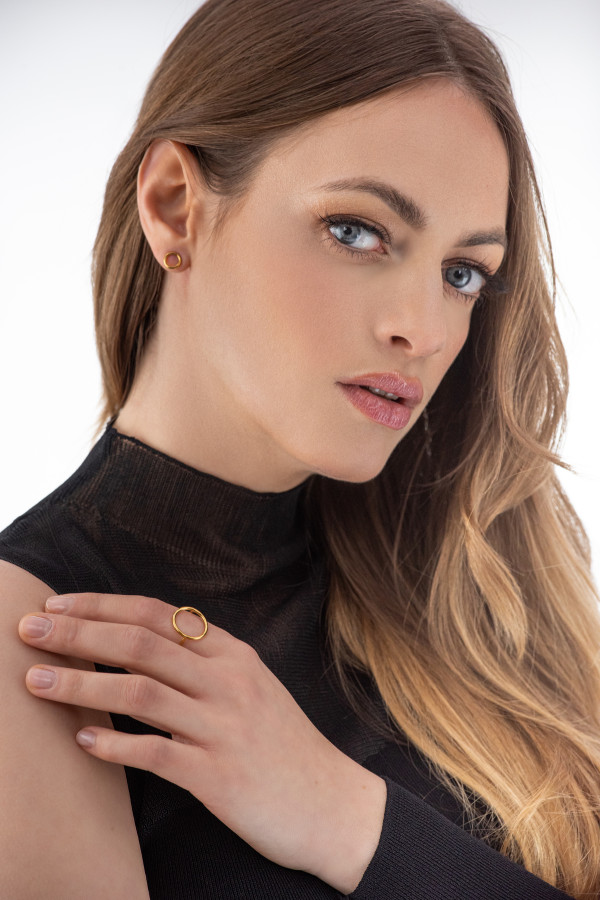 Delicate gold-plated stainless steel ring in a circle shape. 2