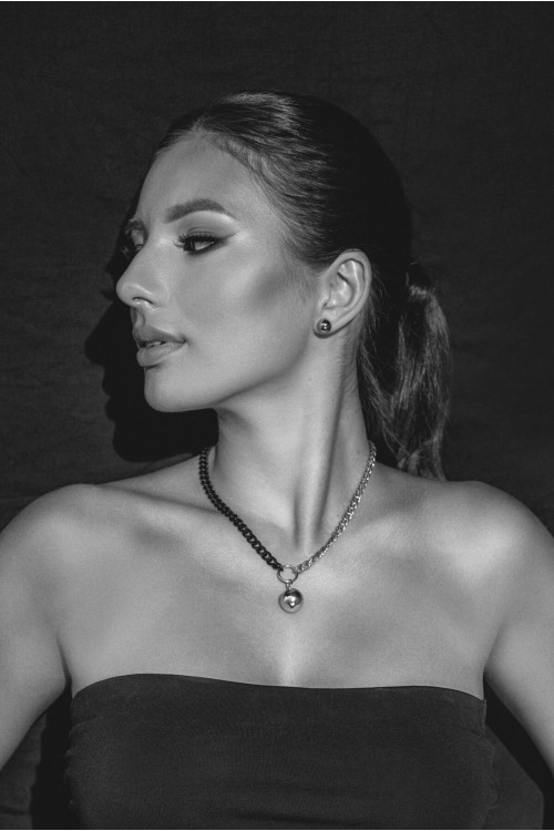 Short stainless steel necklace with a sphere - elegant and adjustable