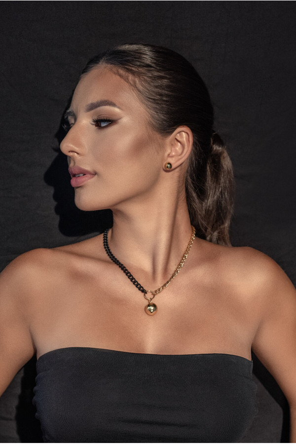 Short adjustable gold-plated stainless steel necklace with a sphere in gold and matte black tones. 2