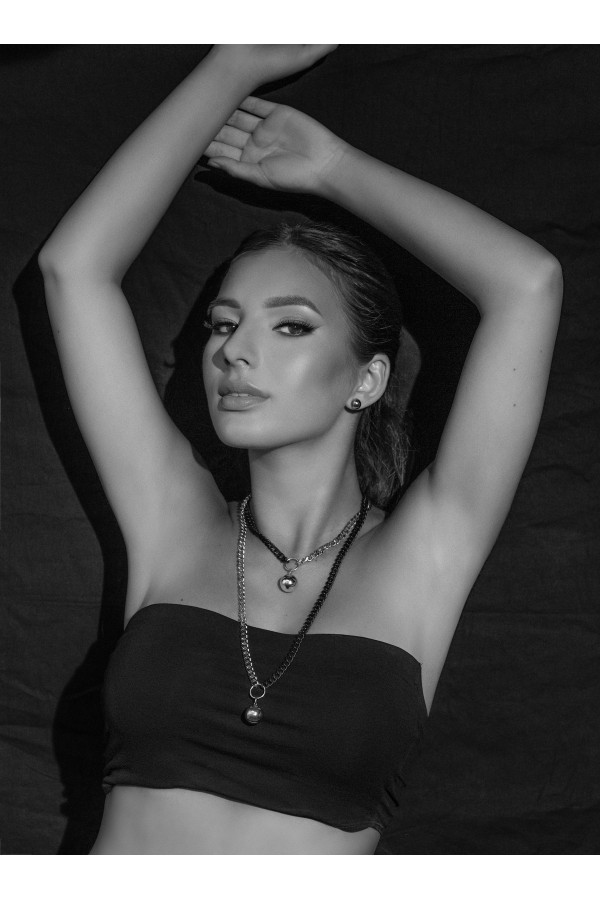 Long adjustable stainless steel necklace with a 15 mm ball in silver and matte black tones. 2