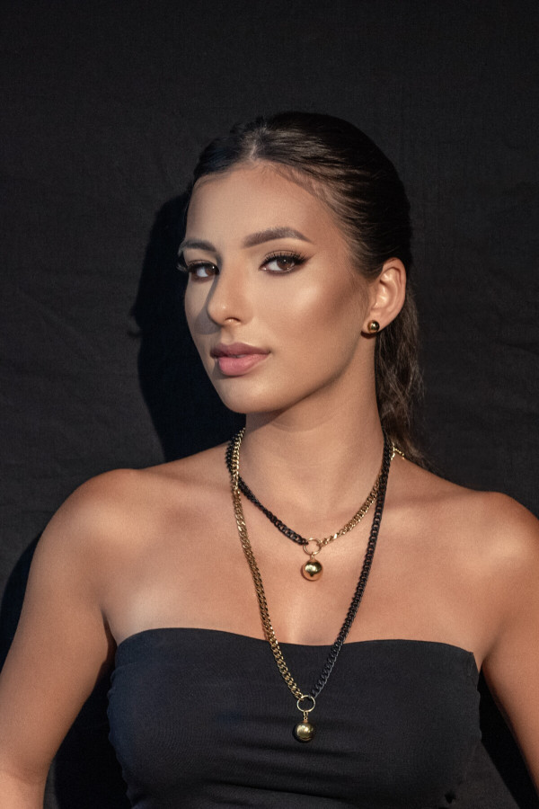 Long adjustable gold-plated stainless steel necklace with ball pendant in gold and matte black tones. 2