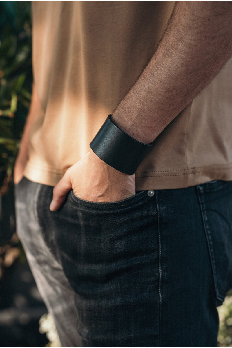 Wide Men’s Leather Bracelet with Black Steel – Bold and Raw Style