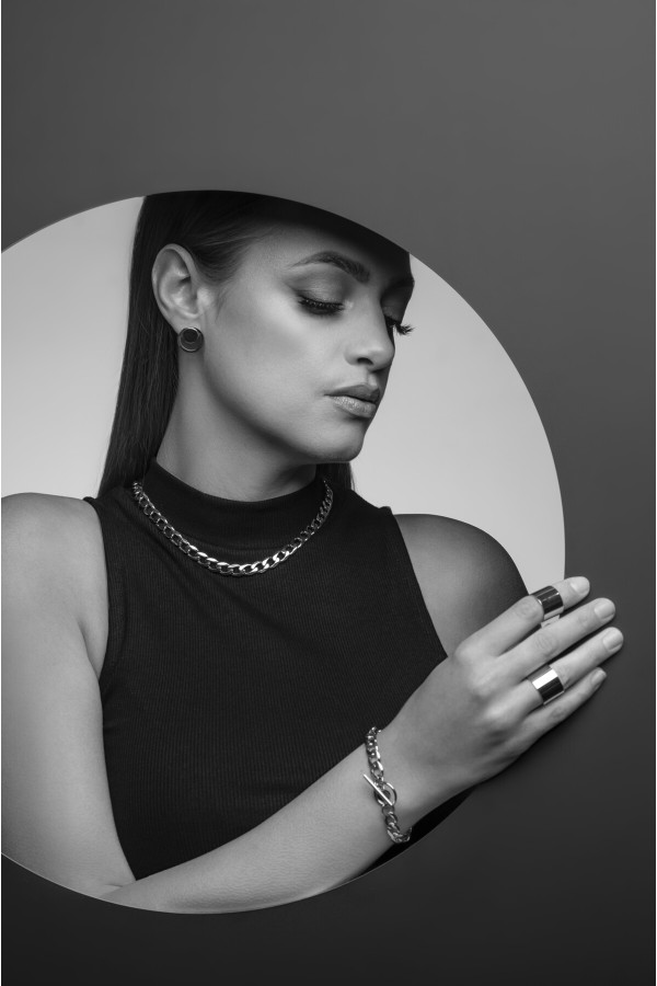 Silver stainless steel curb chain bracelet with 8 mm width. 2