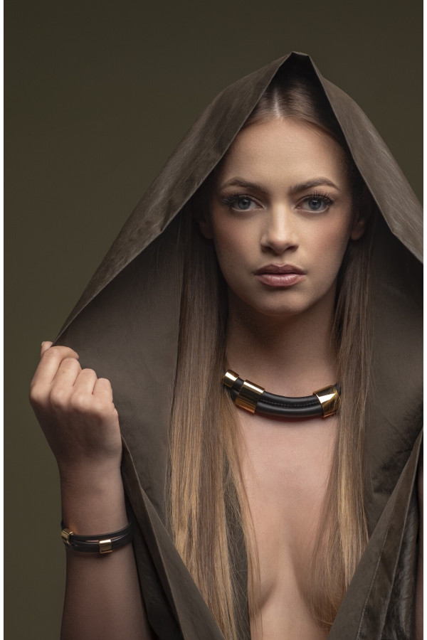 Handcrafted black leather bracelet with gold-plated stainless steel details. Elegant and modern accessory. 2