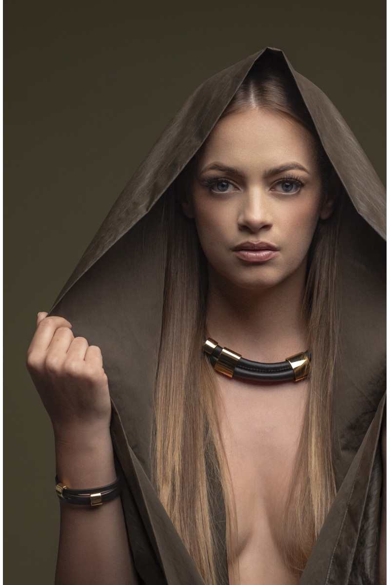 Black leather bracelet with gold-plated elements | moora.eu