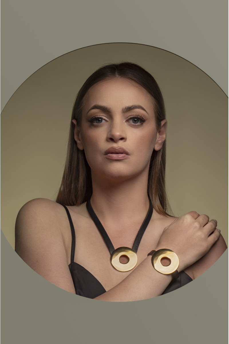 Leather and gold-plated steel necklace with shiny golden circle