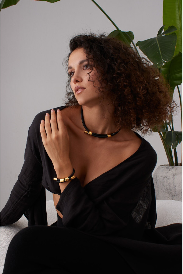 Leather necklace with gold-plated stainless steel in a golden shade 2