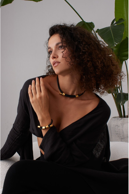Adjustable leather necklace with a gold element | moora.eu