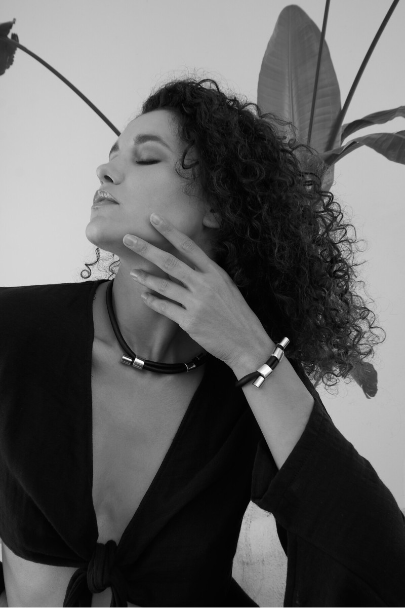 Leather adjustable necklace with silver element | moora.eu