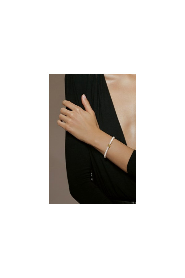 Delicate bracelet with shell pearls